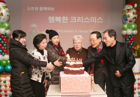 ▲ 대성산업 김영대회장(오른쪽 2번째)과 임직원들이 홀트아동복지회를 찾아 성탄축하 행사를 벌이고 있다. ⓒ대성산업