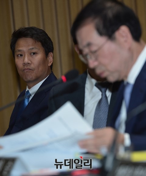 ▲ 박원순 서울시장을 바라보는 임종석 전 서울시 정무부시장. ⓒ 뉴데일리DB