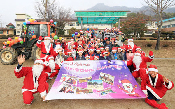 ▲ 학부모들과 학생들이 기념촬영을 한 모습.사진제공=어상천초