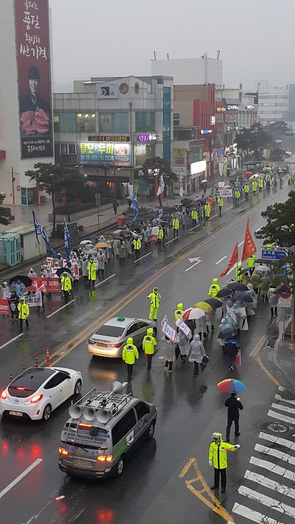 지난 10일 청주에서 가두행진을 하고 있는 민주노총 집회 장면. ⓒ뉴데일리