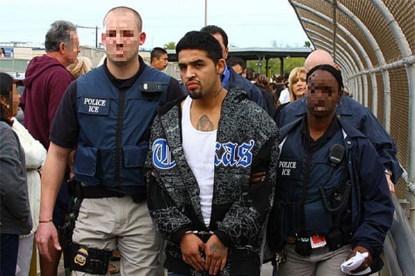 ▲ 살인을 저지른 불법체류자를 검거하는 DHS 산하 ICE 요원들. 참고로 미국 언론은 '인권'과 '국가안보'를 이유로 범죄자의 얼굴은 공개하지만 사법기관 요원의 얼굴은 철저히 가린다. ⓒ美DHS 공개사진-브라이트바트 보도화면 캡쳐