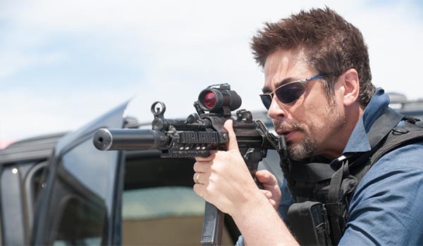 ▲ 영화 '시카리오(Sicario)' 예고편 가운데 한 장면. 베네치오 델 토로는 멕시코 마약 카르텔에 의해 아내가 참수당하고 딸은 염산통에 던져져 복수를 시작한 전직 멕시코 검사로 나온다. ⓒ유튜브 예고편 캡쳐