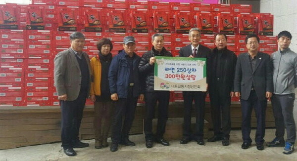 ▲ 제천내토전통시장상인회가 시 사회복지협의회에 라면을 전달하고 있다.사진제공=제천시