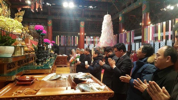 ▲ 단양 곡계굴 희생 유족들이 영혼을 달래는 천도위령제를 열고 있다.사진=장진호 페이스북 캡쳐