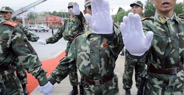 ▲ 2008년 외신들의 취재를 방해하는 中공산당 무경과 공안들. 中공산당의 언론통제와 탄압은 오래된 '사실'이다. 한국은 이런 '사실'을 제대로 보도하지 않는다. ⓒ휴먼라이트워치 홈페이지 캡쳐