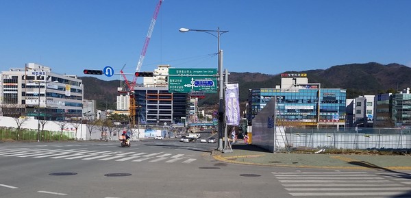 ▲ 정관 곰내터널 주변 新중심상권에 들어서는 큐엠시네마 타워(사진 오른쪽)ⓒ뉴데일리