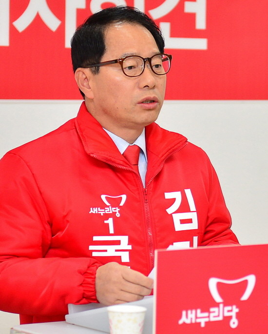 ▲ 10대 공약을 발표하고 있는 김기용 예비후보.사진제공=제천시청