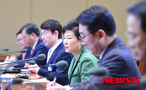 ▲ 박근혜 대통령이 28일 오전 청와대에서 열린 수석비서관회의에 참석해 모두발언을 하고 있다. ⓒ뉴시스