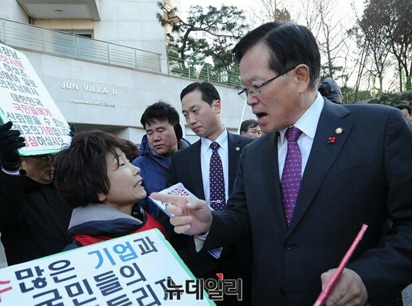 ▲ 28일 서울 한남동 국회의장 공관 앞에서, 주옥순 엄마부대 대표(사진 왼쪽)와 설전을 벌이고 있는 정의화 국회의장. ⓒ 뉴데일리 정재훈 기자