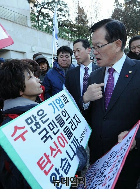 ▲ 정의화 의장이 주옥순 엄마부대 대표에게 직권상정을 할 수 없는 이유를 설명하고 있다. ⓒ 뉴데일리 정재훈 기자