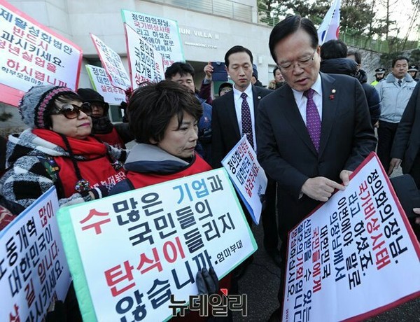 ▲ 정의화 국회의장이 주옥순 엄마부대 대표에게 손 피켓에 적힌 '국가비상사태'라는 말을 빼 줄 것을 요구하고 있다. ⓒ 뉴데일리 정재훈 기자