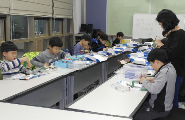 ▲ 다누리도서관 로봇교실에 참여한 어린이들이 조립활동을 하고 있는 모습.사진제공=단양군