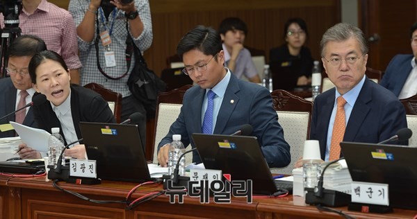 ▲ 28일 새정치민주연합 탈당을 선언한 권은희 의원(왼쪽). 가운데로 김광진 의원(가운데)과 문재인 대표(오른쪽)가 보인다. ⓒ뉴데일리 정상윤 기자