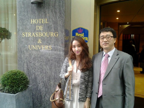 ▲ 지난 2월 스위스에서 진행된 ‘2015 인권과 민주주의를 위한 제네바서밋’에 함께 참석했던 박연미(23) 북한인권운동가입니다. 나는 21세기 가장 야만적인 김정은 독재정권의 실상을 유창한 영어로 국제사회에 적극 알리는 그녀의 손을 꼭 잡고 “3만 탈북민의 이름으로 감사를 드린다”고 했다.   [사진 = 림일 기자]