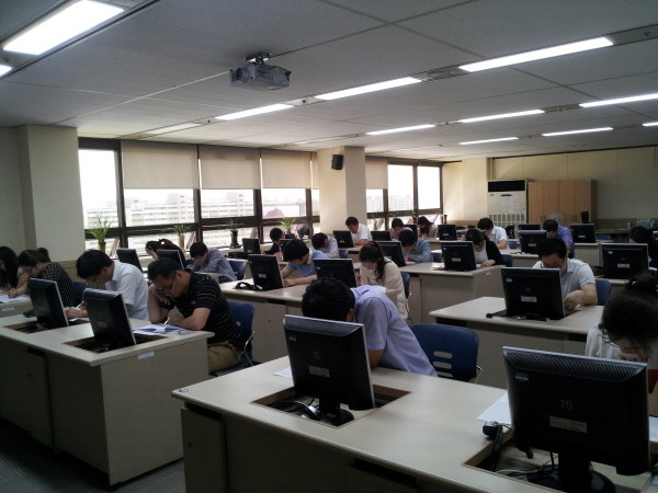 ▲ 충주시공무원들이 정보화교육을 하고 있는 모습.사진제공=충주시