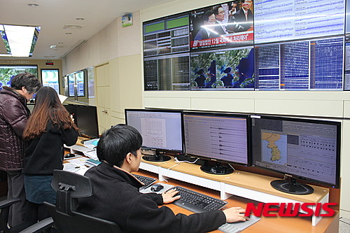 ▲ 22일 한국지질자원연구원 지진연구센터에서 연구원들이 전북 익산 부근에서 발생한 지진파형 등의 자료 등을 토대로 지진 상황을 분석하고 있다. ⓒ뉴시스
