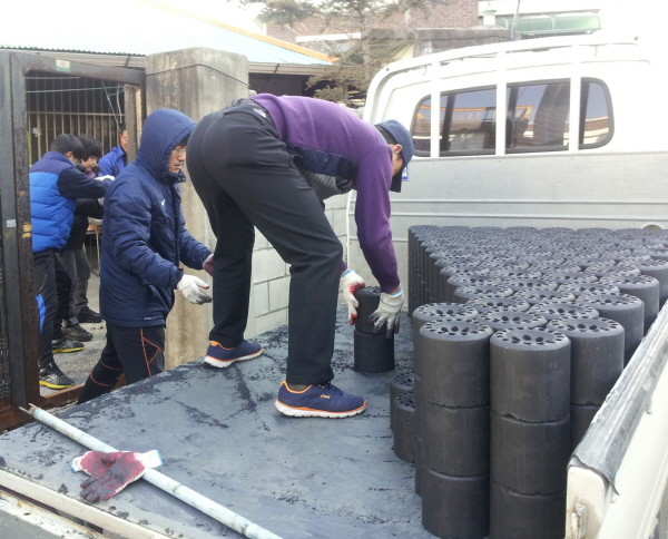 ▲ 제천시청 공직자 모임 '생선회'가 어려운 이웃에 연탄을 전달하고 있다.사진제공=제천시