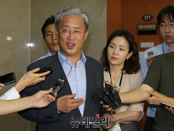 ▲ 새정치민주연합을 탈당하고 안철수 신당에 합류한 유성엽 의원이 지난 7월 국회에서 기자회견을 열고 숙의선거인단 제도에 관한 취재진의 질문에 답하고 있다. ⓒ뉴데일리 이종현 기자