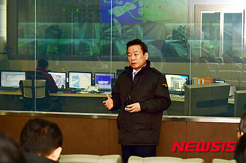 ▲ 국민안전처 박인용 장관이 28일 인천 서구 신공항하이웨이 교통 상황실을 방문해 CCTV 교통상황 점검 후 관계자들에게 기상상황에 따라 차량진입 차단 및 2차 추돌사고 방지를 위해 감속운행 단속 강화를 당부하고 있다. ⓒ뉴시스