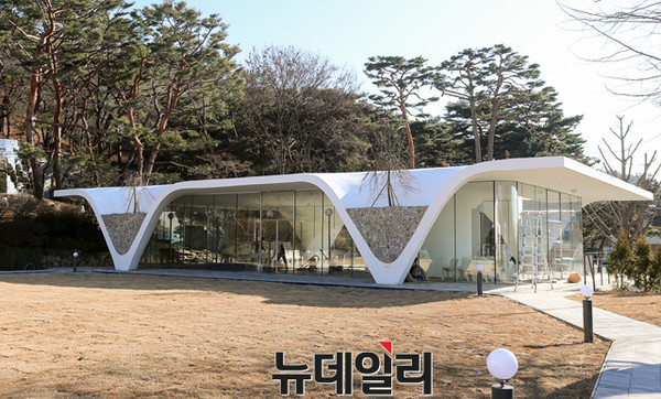 ▲ 27일 경기도지사 공관이 리모델링과 증축공사를 끝내고 마무리작업을 하고 있다. ⓒ경기도제공