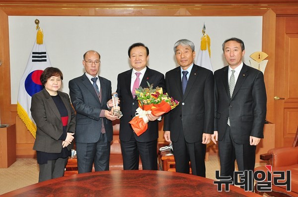 ▲ 이석규 대구지방조달청장이 김천시를 방문해 조달청 우수기관(조달청장상) 트로피를 박보생 시장에게 전달하고 있다. ⓒ김천시 제공