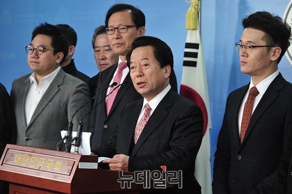 ▲ 김희철 전 의원이 28일 오전 국회에서 기자회견을 열고 더민주당(당시 새정치민주연합)을 탈당하고 있다. 뒷쪽으로 먼저 탈당해 안철수 신당에 합류한 문병호 의원의 모습이 보인다. 김희철 전 의원은 이날 오후 본지와 단독 인터뷰를 갖고 탈당에 따른 심경을 토로했다. ⓒ뉴데일리 이종현 기자