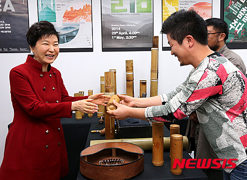 ▲ 박근혜 대통령이 29일 오전 서울 중구 문화창조벤처단지에서 열린 문화창조벤처단지 개소식 참석 후 벤처 입주기업 '공명'을 방문해 창작악기 죽훈을 선물 받고 있다.ⓒ뉴시스