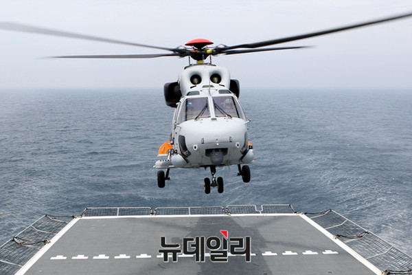 ▲ 수리온 기반으로 한 해병대상륙기동헬기가 향로봉함에 착함하고 있다.ⓒKAI