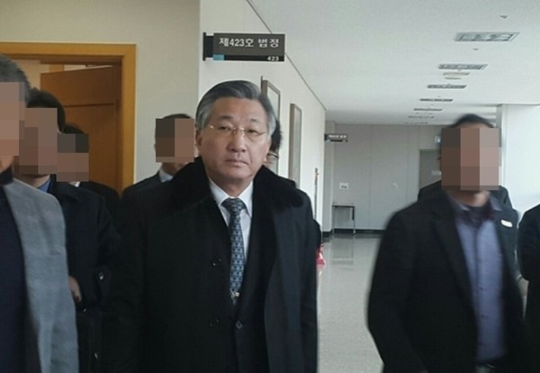 ▲ 29일 업무상 배임ㆍ횡령 등의 혐의로 불구속 기소된 김윤배 충북 청주대학교 전 총장이 공판을 마친 뒤 법정을 나서고 있다.ⓒ뉴데일리