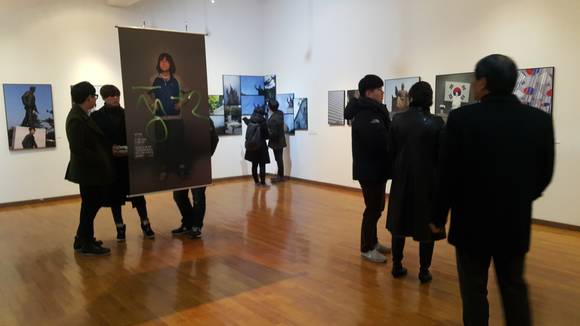 ▲ 28일 서울 대학로 상명대 예술디자인센터에서 열린 '제9회 마음으로 보는 세상 사진전시회'에서 관객들이 작품을 감상하고 있다.