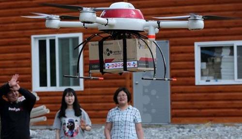 ▲ 재난 구호물품을 운송중인 드론ⓒ제공=국민안전처