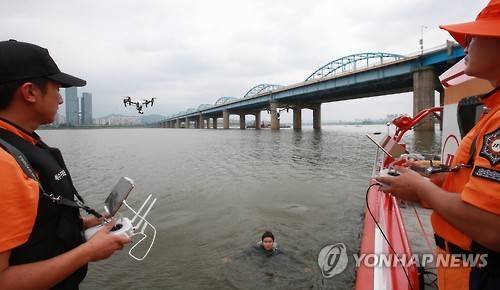 ▲ 재난 구호물품을 운송중인 드론ⓒ제공=국민안전처