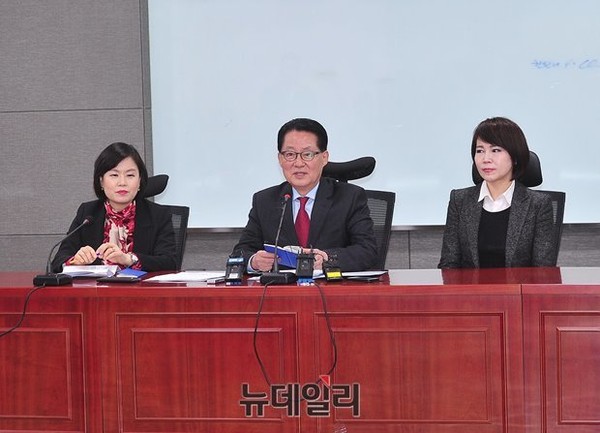 ▲ 김유정 전 의원(사진 왼쪽)이 더불어민주당을 탈당하고, 주류·범친노 강기정 의원의 지역구인 광주 북갑에서 20대 총선에 출마하겠다고 출사표를 던졌다. 사진은 지난 2·8 전당대회 당시 박지원 전 원내대표(사진 가운데)의 통합캠프에서 대변인을 맡고 있는 모습. ⓒ뉴데일리 정재훈 기자