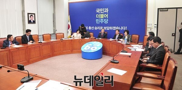 ▲ 더불어민주당이 30일 최고위원회의를 열고 새삼 60년 역사의 정통성을 강조한 가운데, 주승용·오영식 최고위원의 사퇴와 이종걸 원내대표의 최고위 출석 거부 등으로 회의 좌석이 보기 흉하게 듬성듬성 구멍이 나 있다. ⓒ뉴데일리 이종현 기자