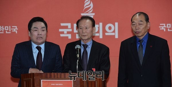 ▲ 호남향우회 이용훈 총회장(가운데)이 30일 국민회의 당사에서 더불어민주당 탈당 기자회견을 열었다. ⓒ뉴데일리 정상윤 기자