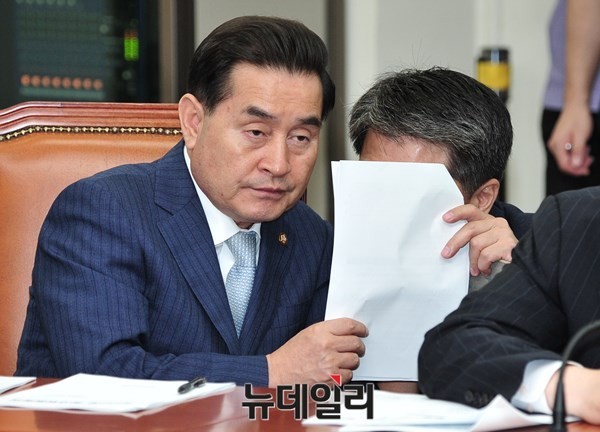 ▲ 더불어민주당 이윤석 조직본부장이 최고위원회의 도중 당무 관련 서류를 검토하고 있다. ⓒ뉴데일리 이종현 기자