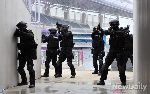 ▲ 대테러 종합훈련 중인 경찰특공대 ⓒ뉴데일리 오세진 사진기자
