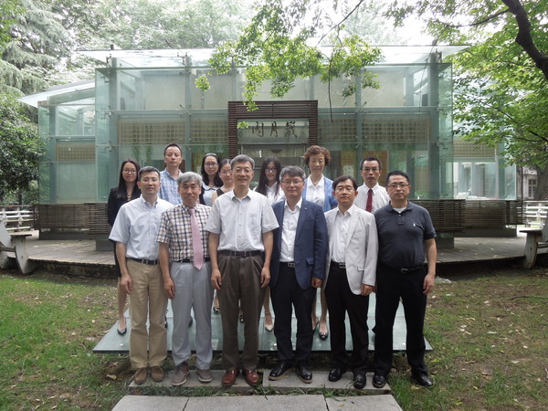 ▲ 사진 왼쪽부터 최경철 충북대 수의대교수(1열 왼쪽에서 두 번째 체크무늬 셔츠), Dr. Qi Chen (JBR편집장 및 난징대학 당서기), 정의배 충북대 수의과대학장, 남상윤 충북대 수의대교수, Dr. Bo Cui (JBR 부편집장) ⓒ뉴데일리