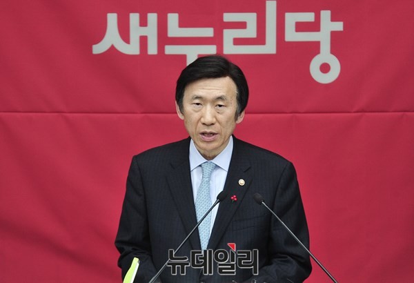 ▲ 윤병세 외교부 장관이 31일 국회에서 열린 새누리당 의원총회에 참석해 위안부 합의에 대해 설명하고 있다.ⓒ뉴데일리 이종현 기자