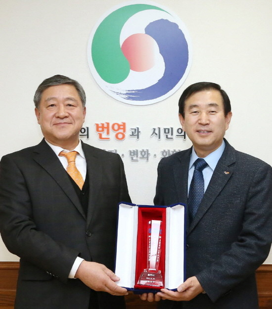 ▲ 조길형 충주시장(오른쪽)이 ‘정부조달사업 우수기관’선정으로 상을 받고 있다.사진제공=충주시