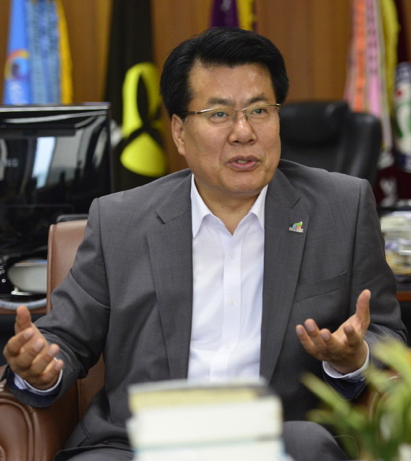 ▲ 새해설계와 비전을 밝히고 있는 이근규 제천시장.사진제공=제천시