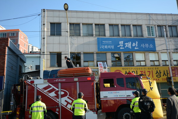 ▲ 지난 30일 오전 9시에서 10시경 인질극이 벌어진 부산 사상구 감전동 더불어민주당 문재인 대표 사무실 앞에 경찰과 소방인력이 배치돼 있다.ⓒ부산경찰청 제공