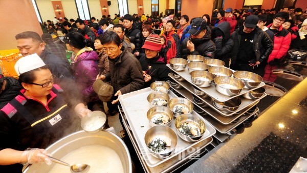 ▲ 선프라자컨벤션센터가 매년 1월 1일 청주시민들에게 새해맞이 떡국행사를 열고 있다. ⓒ뉴데일리