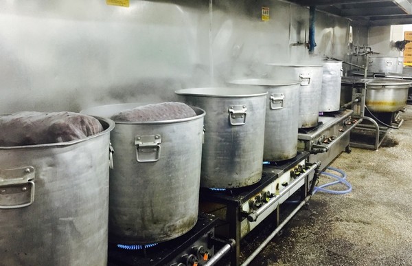 ▲ 선프라자컨벤션센터가 1일 시민들에게 제공할 떡국 육수를 만들기 위해 사골을 끓이고 있다. ⓒ뉴데일리