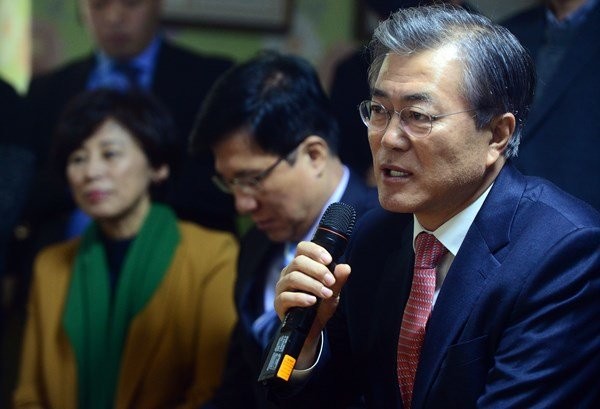 ▲ 더민주 문재인 대표는 같은 날 위안부 할머니를 찾아 위로의 말을 건네기도 했다. 문 대표는 경기도 광주에 있는 '나눔의 집'을 방문해 "문제 해결을 하지 못해 죄송하다"고 했다. ⓒ사진공동취재단