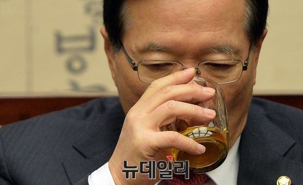 ▲ 정의화 국회의장이 31일 서울 여의도 국회 의장접견실에서 열린 여야중진의원 회동에서 물을 마시고 있다.ⓒ뉴데일리 이종현 기자