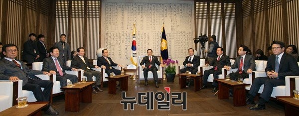 ▲ 정의화 국회의장이 31일 국회 의장접견실에서 여야중진의원과 회동을 갖고 있다. ⓒ뉴데일리 이종현 기자
