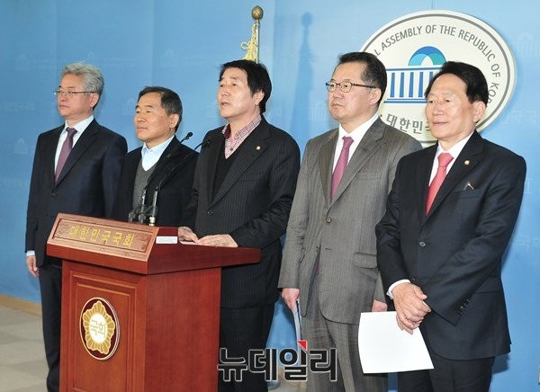 ▲ 새누리당 장윤석 의원(가운데)이 31일 오전 서울 여의도 국회 정론관에서 선거구 획정과 관련 기자회견을 하고 있다. ⓒ뉴데일리 이종현 기자