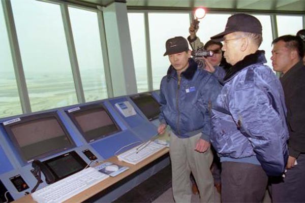 ▲ 2000년 박태준 당시 총리가 인천국제공항 현장을 찾은 모습. 현 정부에는 박태준 총리와 같은 인물은 커녕 강동석 前장관 수준의 인물이라도 있는지 의문이라는 목소리가 나온다. ⓒ정부 e영상기록관 화면캡쳐