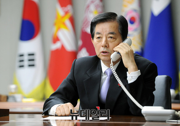 ▲ 31일 한민구 국방부 장관이 이날 개설된 한중간 직통전화를 통해 창완위안 중국 국방부장과 통화하고 있다.ⓒ국방부